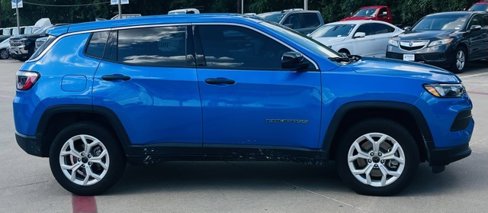 Used 2025 Jeep Compass Sport image 3