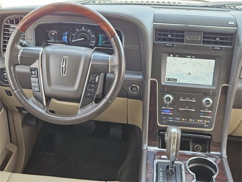 Used 2016 Lincoln Navigator Reserve image 26
