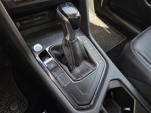 Used 2022 Volkswagen Tiguan SE w/ Panoramic Sunroof Package image 19