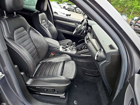 Used 2018 Alfa Romeo Stelvio Ti Sport image 40