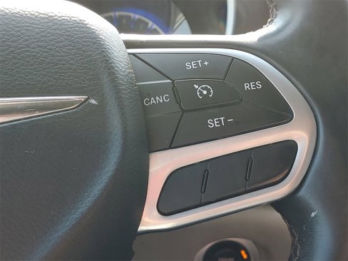 Used 2017 Chrysler Pacifica Touring-L image 19