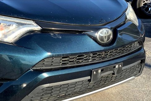 Used 2018 Toyota RAV4 SE image 26