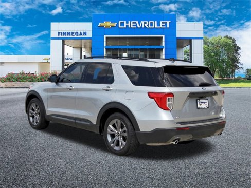 Used 2022 Ford Explorer XLT w/ Equipment Group 202A image 5