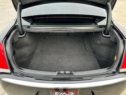 Used 2018 Chrysler 300 Limited image 24