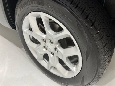 Used 2018 Jeep Renegade Latitude image 18