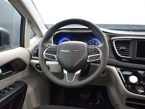 Used 2022 Chrysler Voyager LX image 15