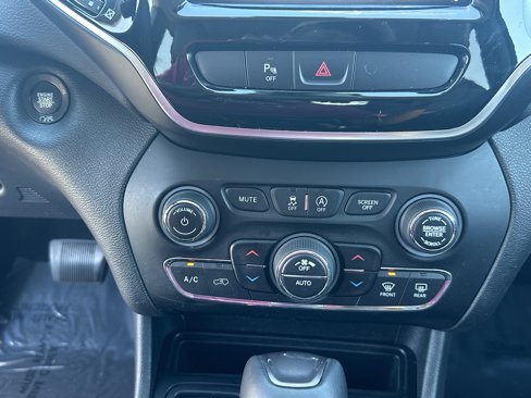 Used 2019 Jeep Cherokee Limited image 30