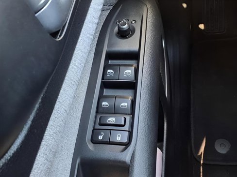 Used 2023 Jeep Compass Latitude image 24
