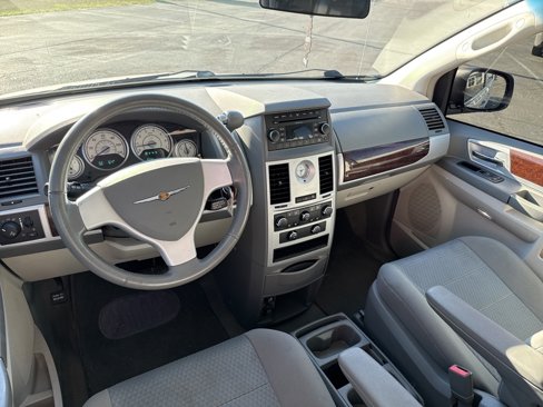 Used 2010 Chrysler Town & Country Touring image 13