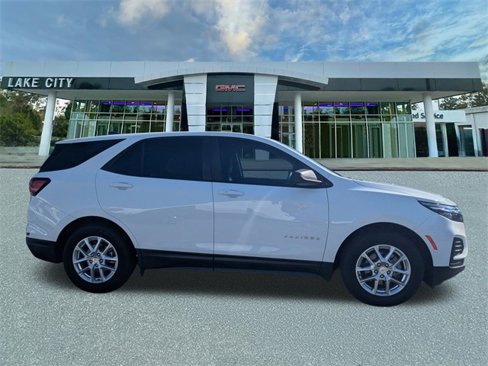Used 2022 Chevrolet Equinox LS w/ Driver Confidence II Package image 2