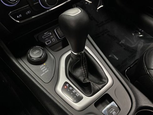 Used 2018 Jeep Cherokee Latitude Plus image 19