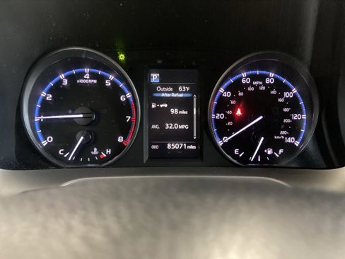 Used 2018 Toyota RAV4 LE image 15