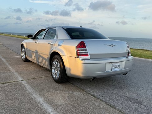 Used 2007 Chrysler 300 C w/ Luxury Group II image 3