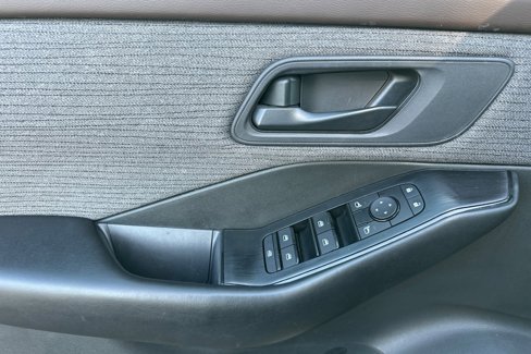 Used 2023 Nissan Rogue S image 8