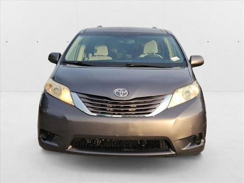 Used 2015 Toyota Sienna LE image 2