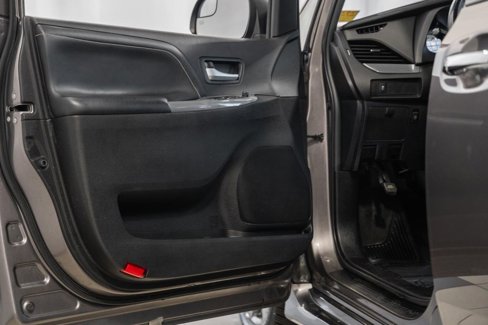 Used 2017 Toyota Sienna SE image 39