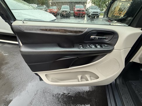 Used 2014 Chrysler Town & Country Touring image 16