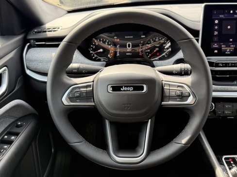 Used 2024 Jeep Compass Latitude image 40