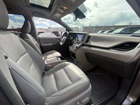 Used 2018 Toyota Sienna XLE image 45