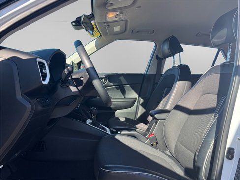 Used 2024 Hyundai Venue Limited image 9
