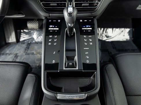 Certified 2025 Porsche Macan Turbo image 34