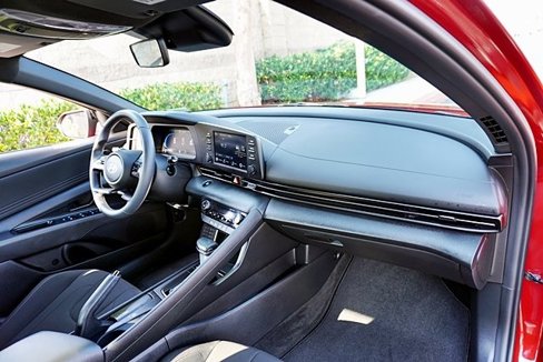 Certified 2025 Hyundai Elantra Sport image 10