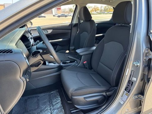 Used 2023 Kia Forte LXS image 4