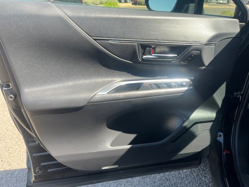 Used 2022 Toyota Venza XLE image 13