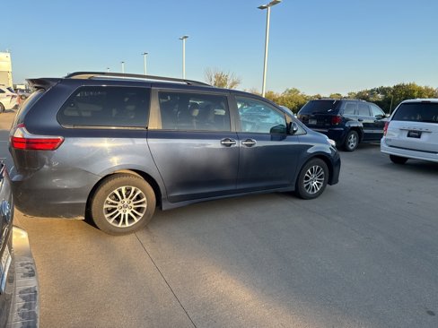 Used 2019 Toyota Sienna XLE image 6