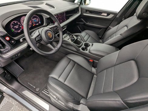 Used 2024 Porsche Cayenne image 3