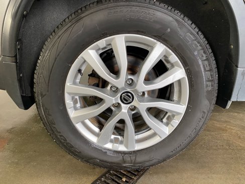 Used 2018 Nissan Rogue SV w/ Premium Package image 10