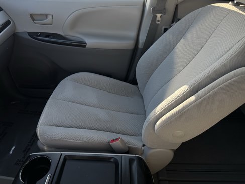 Used 2011 Toyota Sienna LE image 21