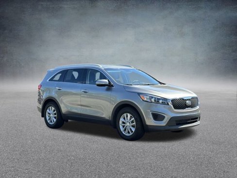 Used 2018 Kia Sorento LX image 4