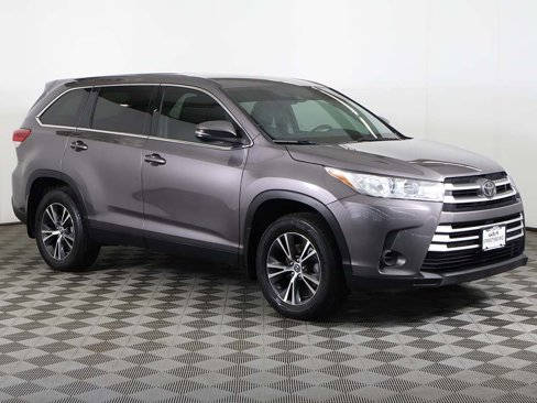 Used 2019 Toyota Highlander LE image 2