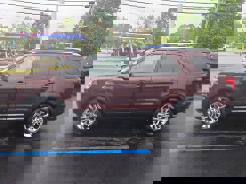 Used 2019 Ford Explorer XLT w/ Equipment Group 202A image 1