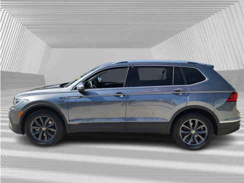 Used 2022 Volkswagen Tiguan SE w/ Panoramic Sunroof Package image 3
