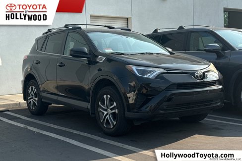 Used 2018 Toyota RAV4 LE image 1