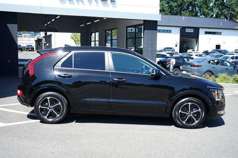 Used 2023 Kia Niro SX image 2