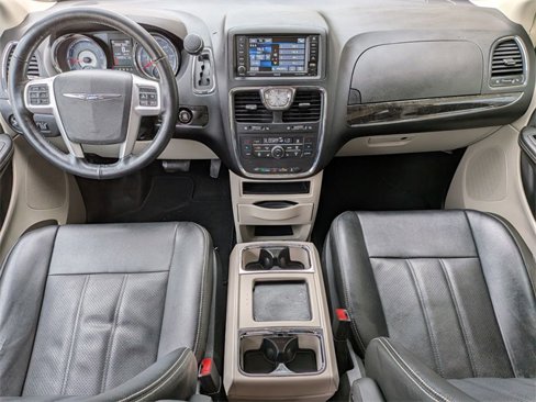 Used 2015 Chrysler Town & Country Touring-L w/ Driver Convenience Group image 24