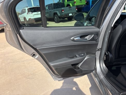 Used 2018 Alfa Romeo Giulia image 17
