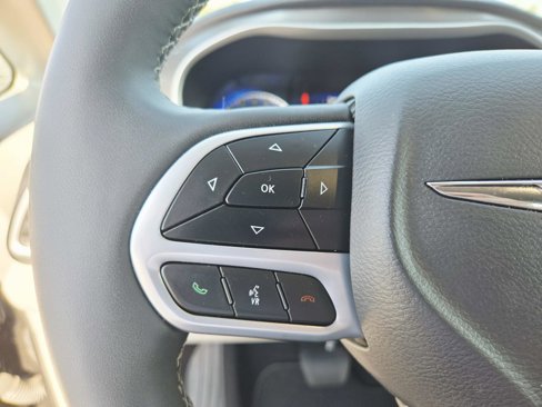 Used 2024 Chrysler Pacifica Touring-L image 24