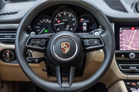 Certified 2025 Porsche Macan image 14