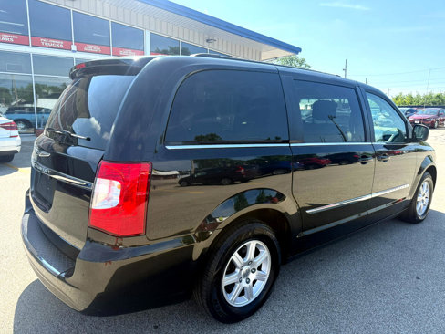 Used 2013 Chrysler Town & Country Touring image 8