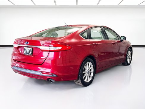 Used 2017 Ford Fusion SE w/ Fusion SE Technology Package image 4