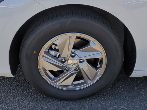 New 2025 Hyundai Elantra SE image 9