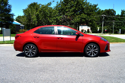 Used 2018 Toyota Corolla SE w/ SE Premium Package image 7