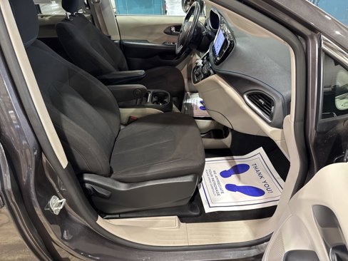 Used 2021 Chrysler Pacifica Touring w/ Cold Weather Group image 33