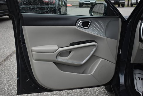 Used 2023 Kia Soul LX w/ LX Technology Package image 11