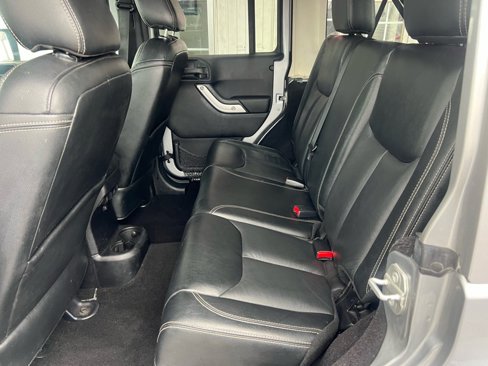 Used 2016 Jeep Wrangler Unlimited Sahara w/ Connectivity Group image 12