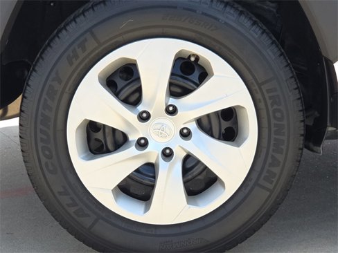 Used 2019 Toyota RAV4 LE image 9
